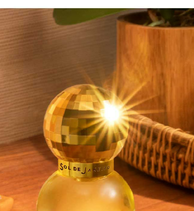 בודקת בושם לדוגמא של Sol de Janeiro Brazilian Crush Cheirosa 62 Eau De Parfum