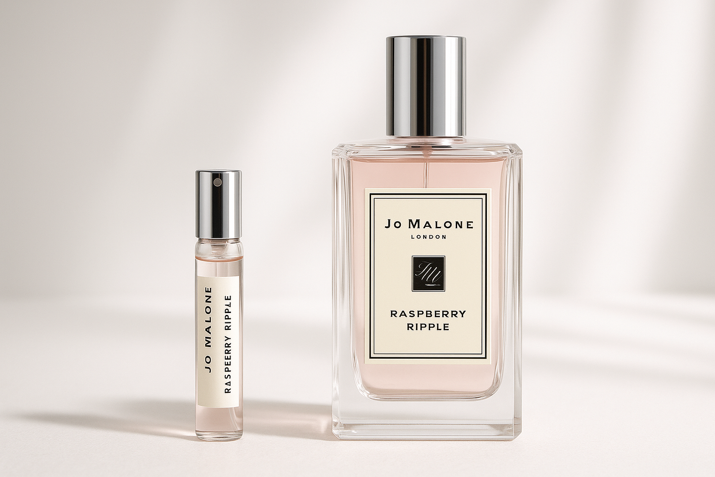 Jo Malone Raspberry Ripple דוגמית בושם 2 מ"ל עומדת ליד בקבוק בושם 100 מ"ל Jo Malone Raspberry Ripple