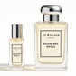 Jo Malone Raspberry Ripple 12 מ"ל בקבוק לדוגמא עומד ליד בקבוק 100 מ"ל של Jo Malone Raspberry Ripple