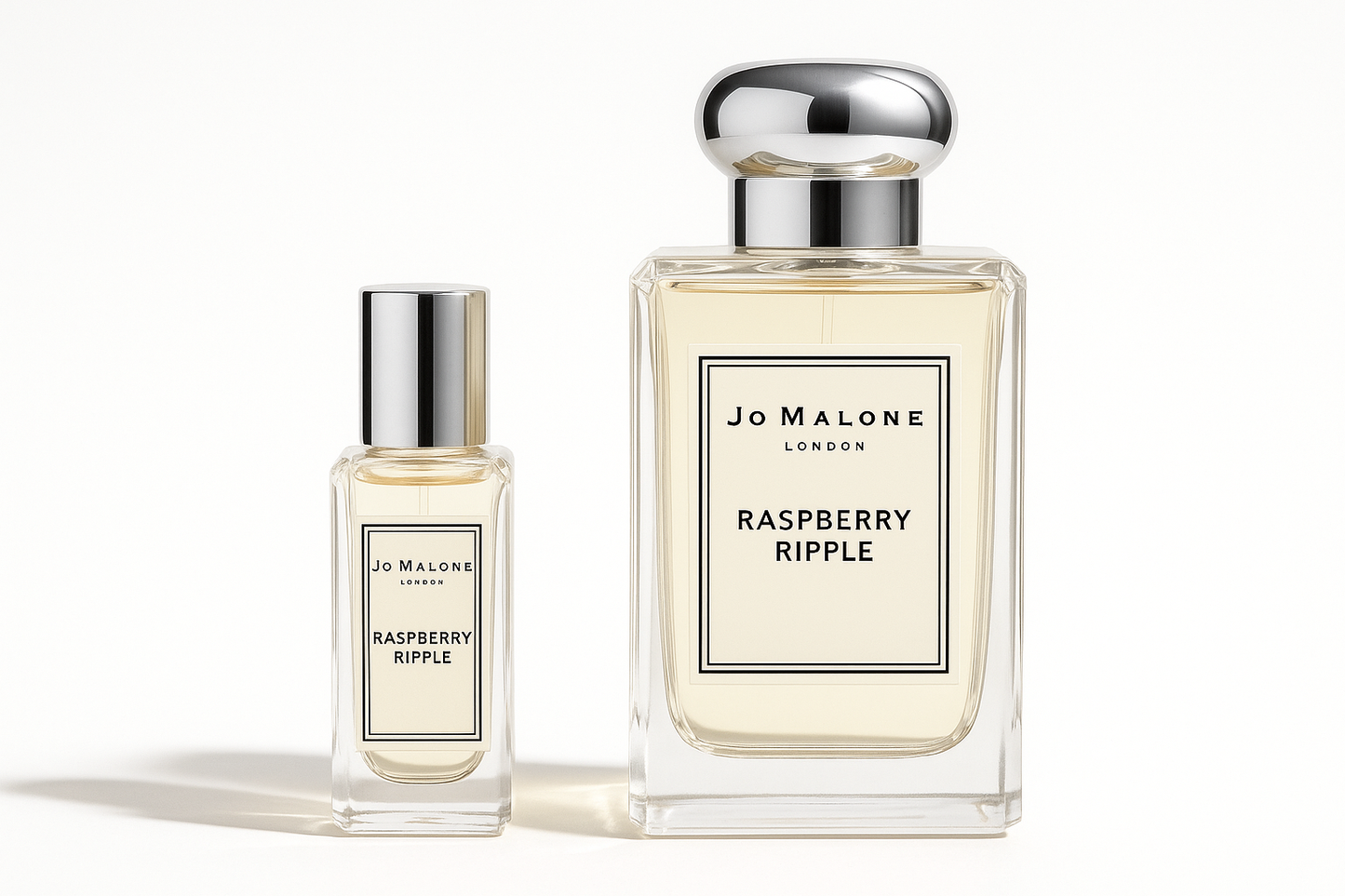 Jo Malone Raspberry Ripple 12 מ"ל בקבוק לדוגמא עומד ליד בקבוק 100 מ"ל של Jo Malone Raspberry Ripple