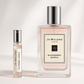 Jo Malone Raspberry Ripple דוגמית בושם 2 מ"ל עומדת ליד בקבוק בושם 100 מ"ל Jo Malone Raspberry Ripple