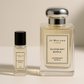 Jo Malone Raspberry Ripple דוגמת בושם 6 מ"ל עומדת ליד בקבוק 100 מ"ל של Jo Malone Raspberry Ripple
