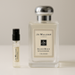 דוגמיות בושם Jo Malone Silver Birch & Lavender Cologne, דוגמית בושם של 2 מ"ל עומדת ליד 100 מ"ל ניחוח Jo Malone Silver Birch & Lavender
